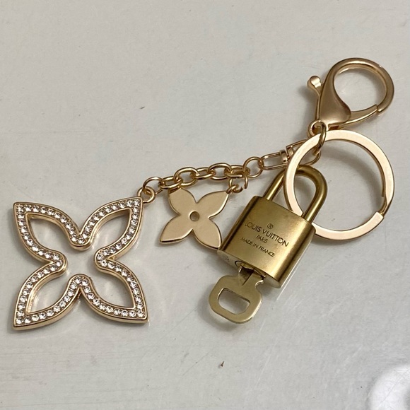 LOUIS VUITTON LOCK AND KEY ON KEYCHAIN #320-2 - Picture 3 of 10